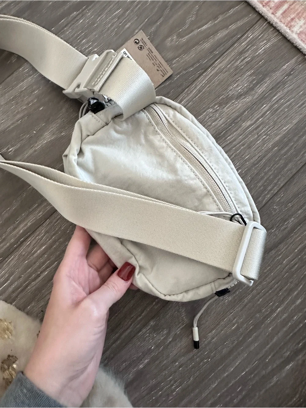Nike Aura Crossbody Bag (2L) NWT IN LIGHT BONE AND BLACK - Picture 8 of 9